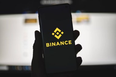 Resmi web sitesi geçmişine sahip Binance simgesi telefonda