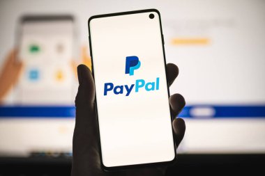 Resmi web sitesi geçmişi olan PayPal simgesi telefonda