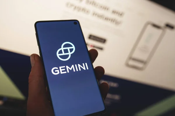 Gemini εικονίδιο στο τηλέφωνο με επίσημο υπόβαθρο ιστοσελίδα — Φωτογραφία Αρχείου