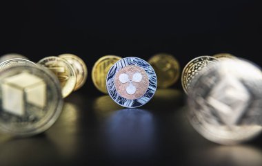 Karışık XRP madeni para koyu arkaplan