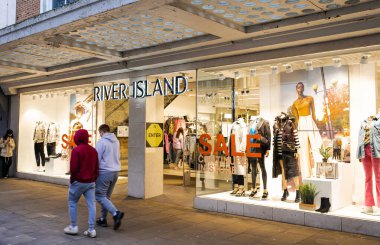 River Island mağazası önü