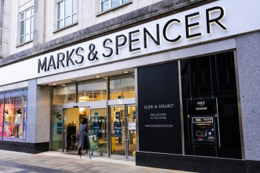 Marks ve Spencer mağaza önü