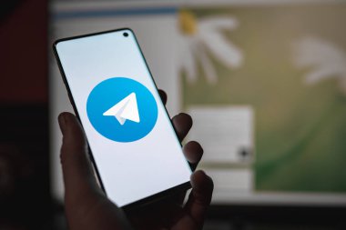 Ahşap arka planda sinyal kurye uygulaması logosu olan akıllı telefon