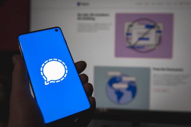 Akıllı telefondaki sinyal kurye uygulaması logosuyla el ele