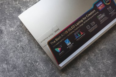 Asus Vivobook Pro 15 Yapıştırmalı yeni laptop kapağı, serin gümüş rengi, beton arka plan. Varşova, Polonya - 16 Ekim 2022.