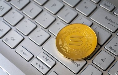 Gri klavyeye tek altın kripto bozuk para, yakın plan, kopyalama alanı.