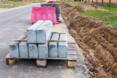 Bir yığın beton kaldırım taşı ve yol yapımında kullanılan malzemeler.. 