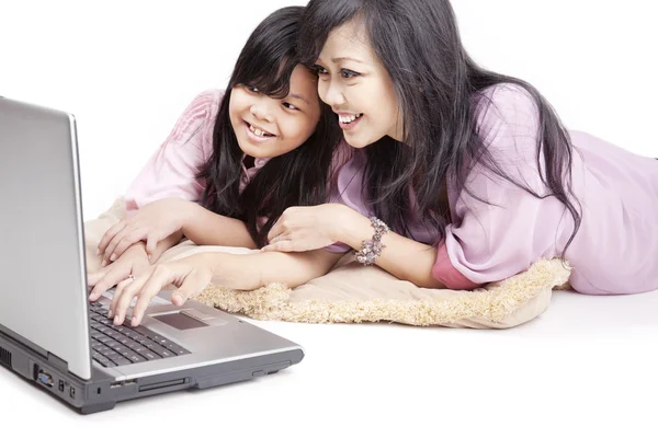 Familie veilig surfen op het internet — Stockfoto