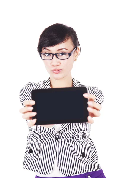 Mujer con pantalla en blanco de la tableta —  Fotos de Stock