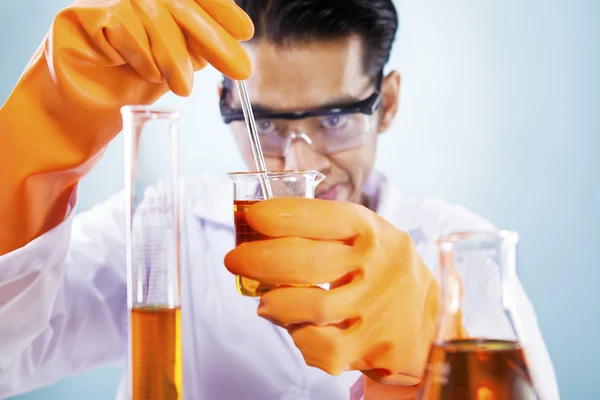 Wissenschaftler mit Chemikalien — Stockfoto