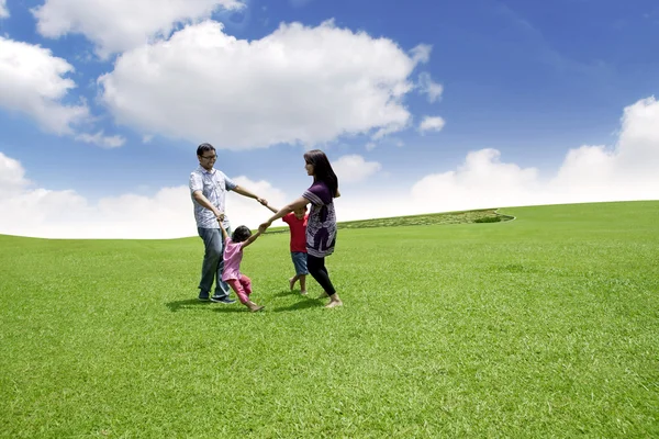 Familia feliz al aire libre — Foto de Stock