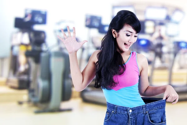 Mujer asiática perdiendo peso — Foto de Stock