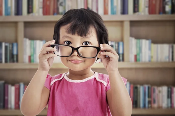 Χαριτωμένο κορίτσι που φοράει γυαλιά — Φωτογραφία Αρχείου