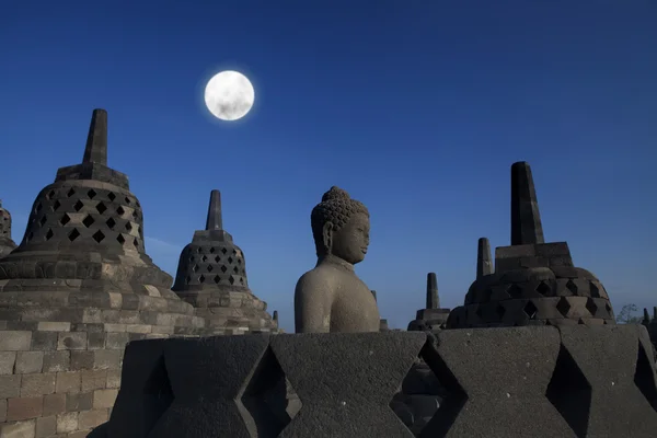 Estatua y estupa en Borobudur — Foto de Stock