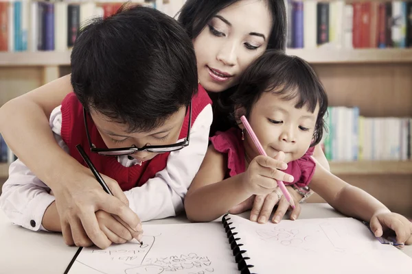 Aprender a escrever juntos — Fotografia de Stock