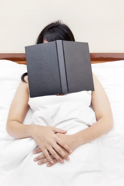 Dormir después de leer libro — Foto de Stock