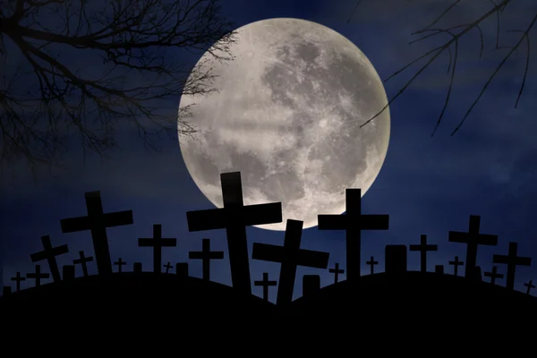 Жуткое кладбище в ночь на Хэллоуин — стоковое фото