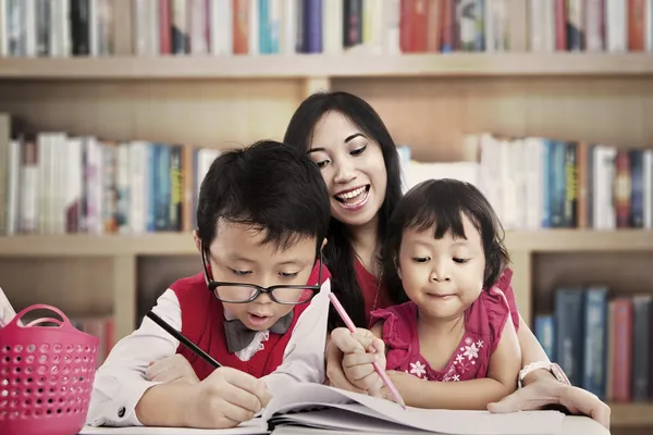 在图书馆学习 — 图库照片