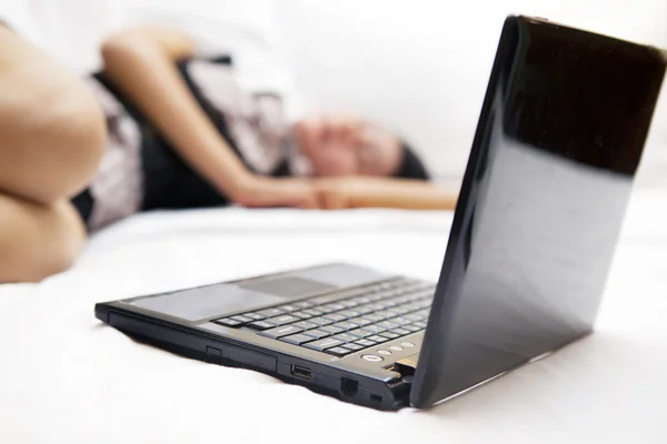 Müde Frau mit Laptop — Stockfoto