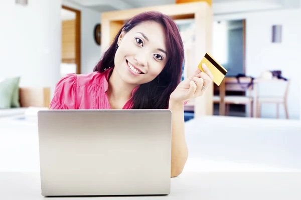 Mujer amigable compras en línea —  Fotos de Stock