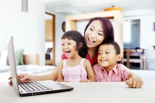 Família feliz com laptop em casa 1 — Fotografia de Stock