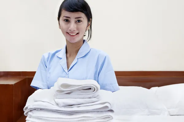 Hotel maid in a hotel room — Stock Photo, Image