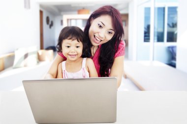 evde internet üzerinde eğlence keyfi