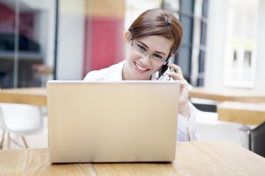 Sekreter ile laptop cep telefonu kullanarak