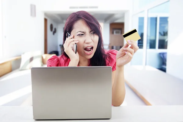 Mujer decepcionada de compras en línea — Foto de Stock