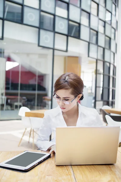 Femme d'affaires travaillant avec ordinateur portable et ipad — Photo