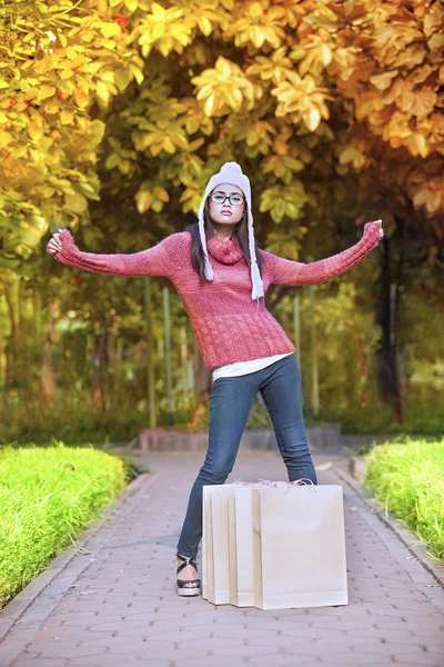 Shopping femme dans le parc d'automne — Photo