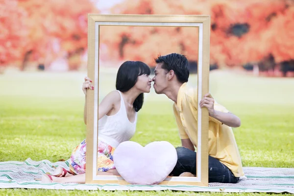 Romantický pár na podzim 1 — Stock fotografie