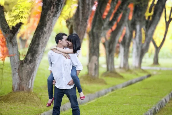 Romantisch ogenblik in de herfst — Stockfoto