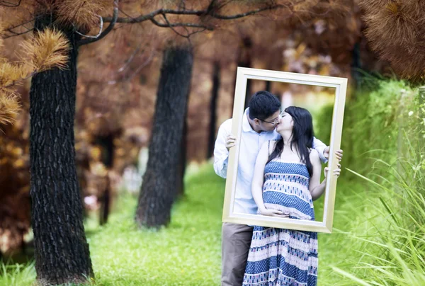 Romantische zwangere paar op herfstdag — Stockfoto