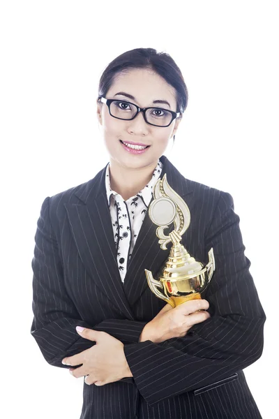 Femme d'affaires tenant trophée dans ses mains — Photo
