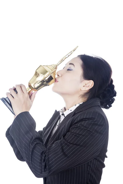 Zakenvrouw kussen trofee — Stockfoto