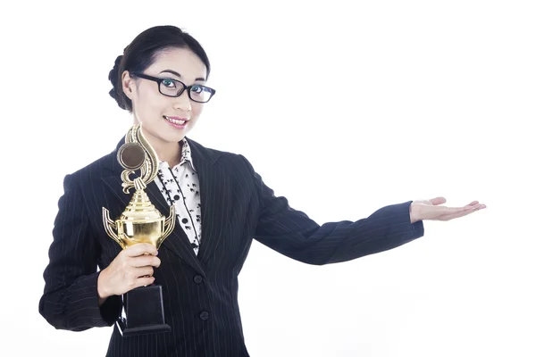 Femme d'affaires présentant un trophée au gagnant — Photo