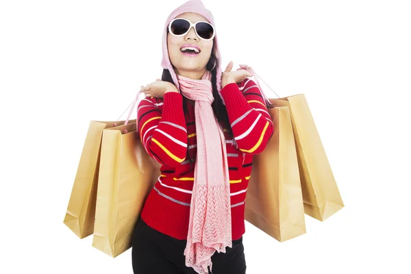 Modieuze vrouw met shopping tassen — Stockfoto