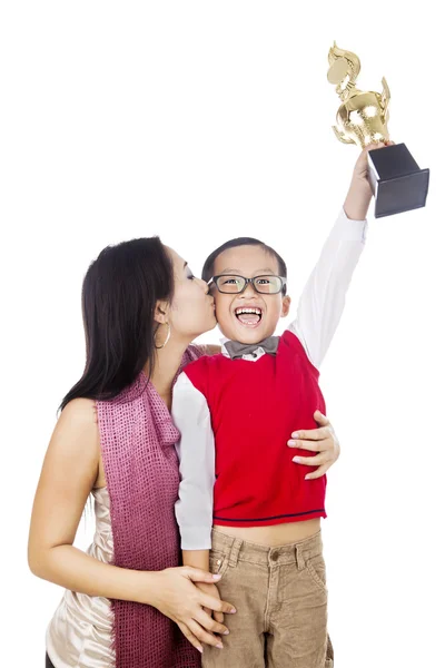 Orgogliosa madre baciare suo figlio — Foto Stock