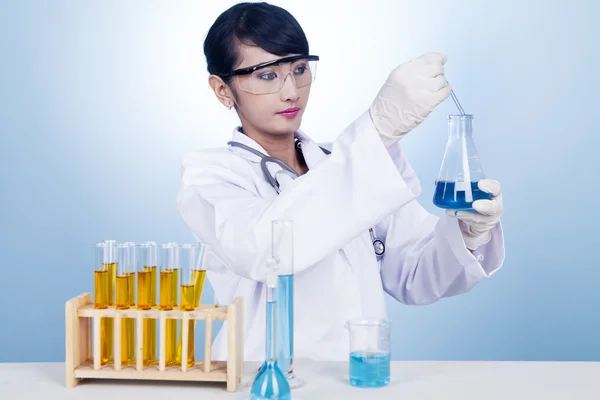 Onderzoeker werkt met chemische stoffen — Stockfoto