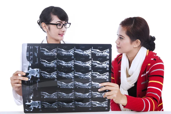 Médico explicando resultados de rayos X al paciente — Foto de Stock