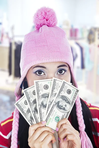 Mujer joven sosteniendo billetes de dólar en sus manos — Foto de Stock