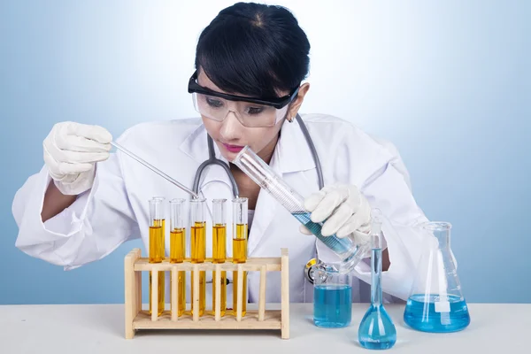 Cientista que examina produtos químicos biológicos — Fotografia de Stock