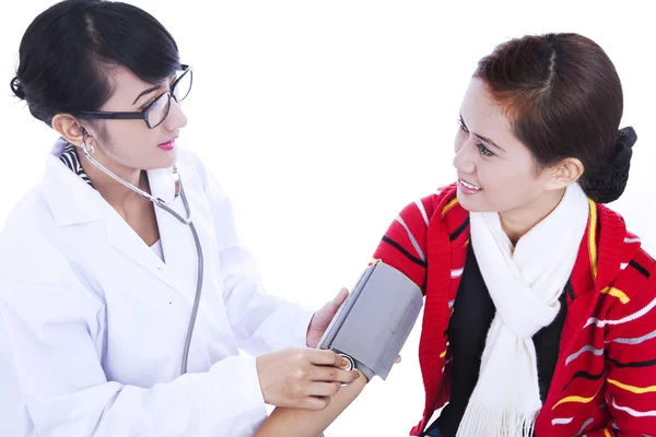Arzt überprüft Blutdruck des Patienten isoliert in weiß — Stockfoto