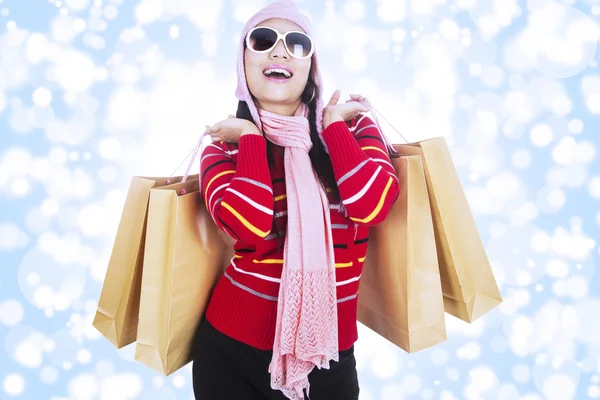 Emozionato shopper nella stagione invernale — Foto Stock