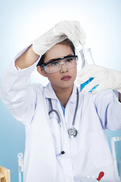 Female scientist working with clear solution — Stock Photo, Image