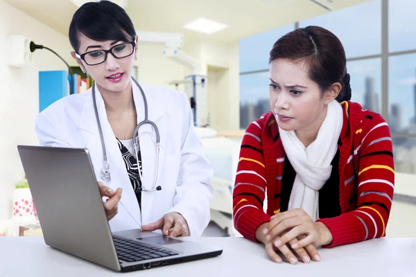 Kvinnlig läkare pratar med patienten — Stockfoto