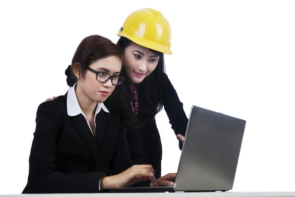 Arquitectos jóvenes aislados trabajando en un portátil —  Fotos de Stock