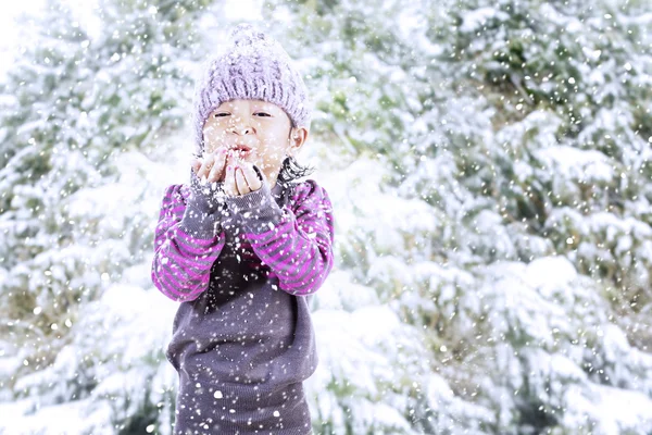Piękna dziewczyna Wypowiedz życzenie zimą podczas świąt Bożego Narodzenia — Zdjęcie stockowe