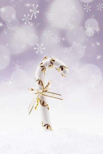 Candy stick para o Natal em luzes desfocadas — Fotografia de Stock